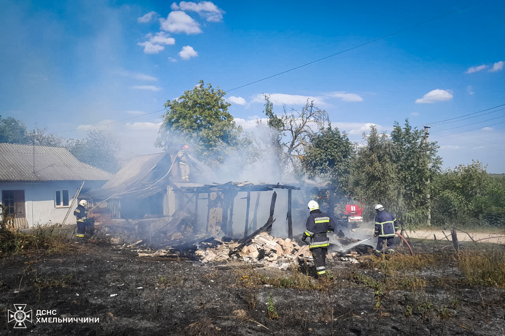 Новини Хмельницького - фото з На Хмельниччині за добу сталося 25 пожеж На зображенні може бути: 2 людини, вогонь та текст