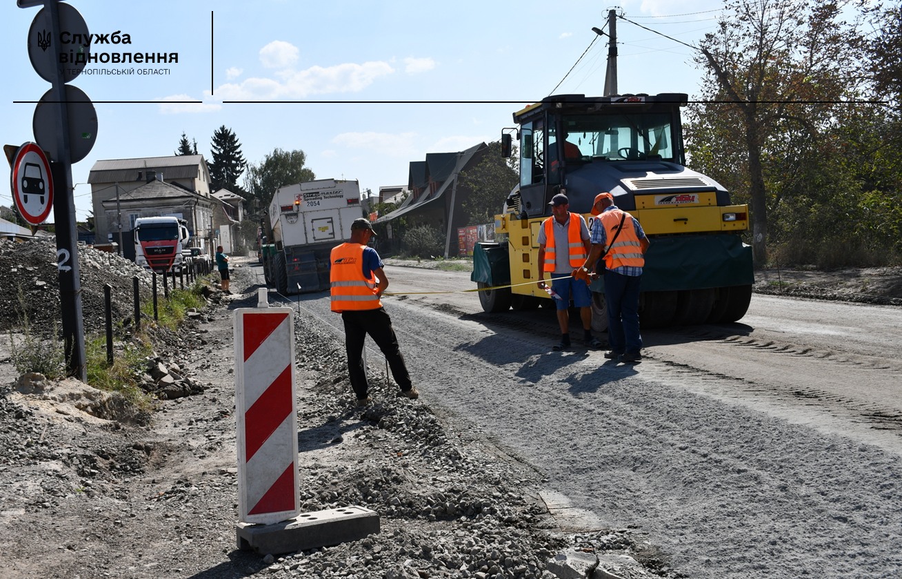 На зображенні може бути: 4 людини, залізниця та текст