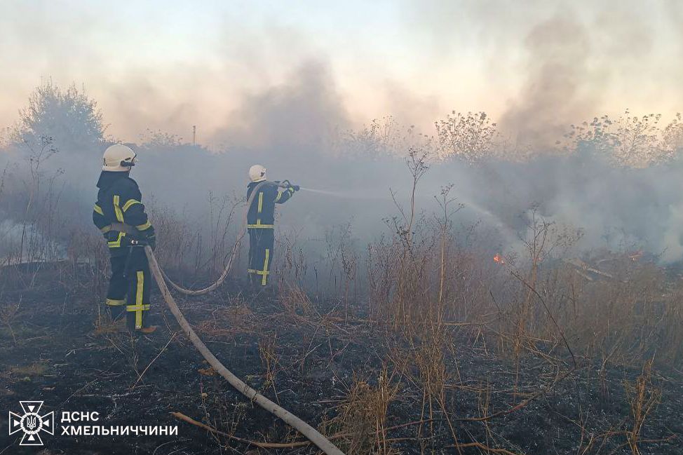 Новини Хмельницького - фото з Палав гараж та трактор: на Хмельниччині ліквідували 27 пожеж (ФОТО)