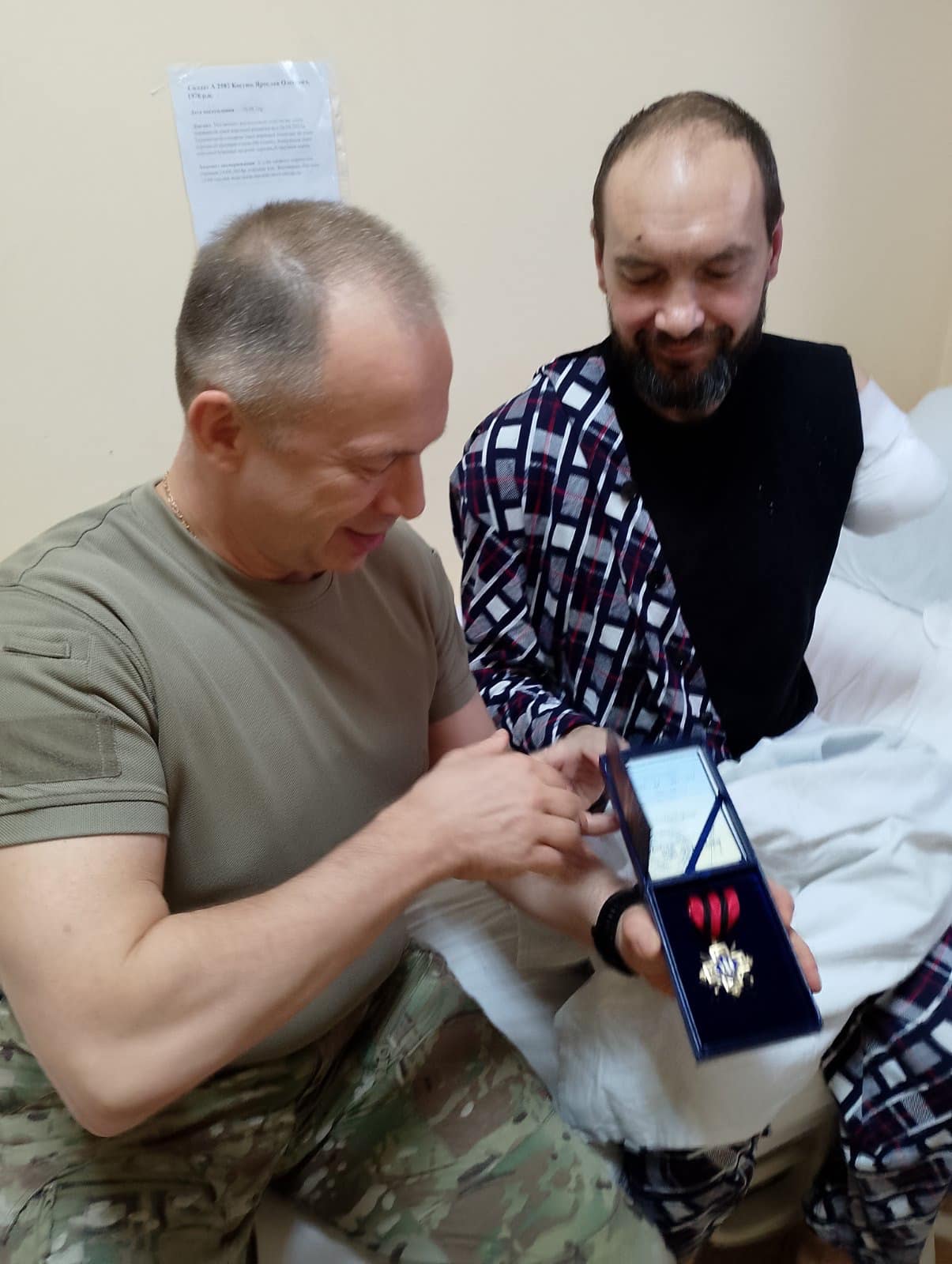 На зображенні може бути: 2 людини та текст