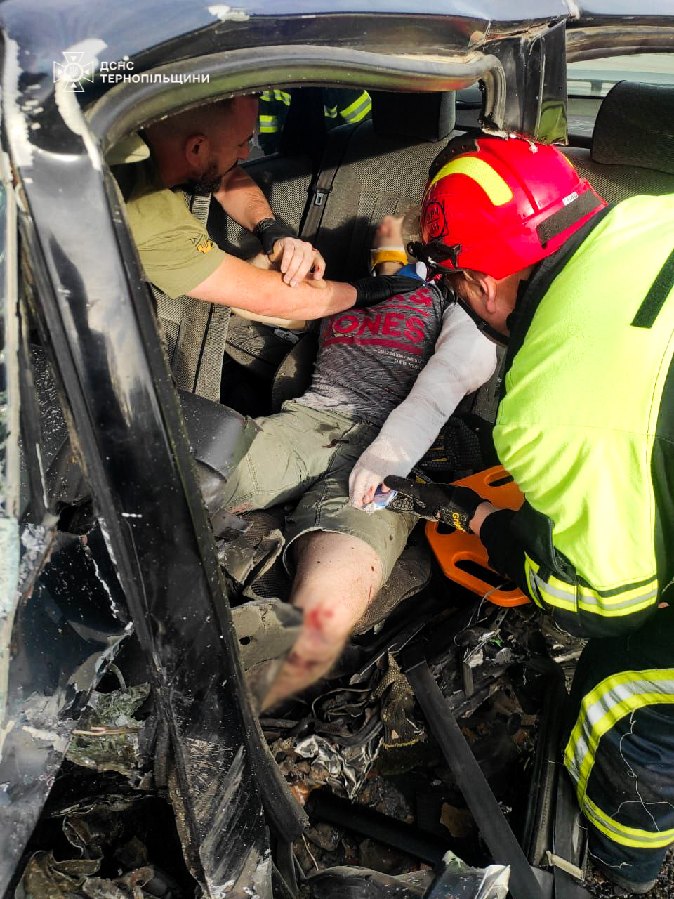 Новини Тернополя - фото з Біля Смиківців сталась аварія: у важкому стані 20-ти річний водій На зображенні може бути: 2 людини, вертоліт, швидка допомога та текст