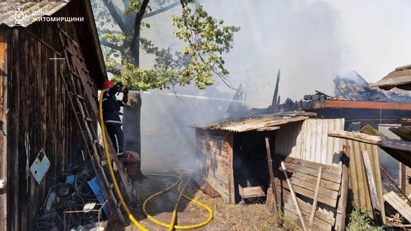 Новини Житомира - фото з Під час гасіння пожежі у селищі Гранітне в господарчій будівлі виявлено тіло чоловіка