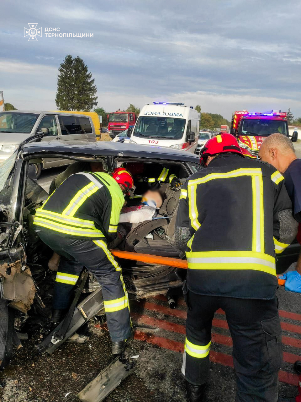 Новини Тернополя - фото з Біля Смиківців сталась аварія: у важкому стані 20-ти річний водій На зображенні може бути: 2 людини, швидка допомога, автомобіль та текст