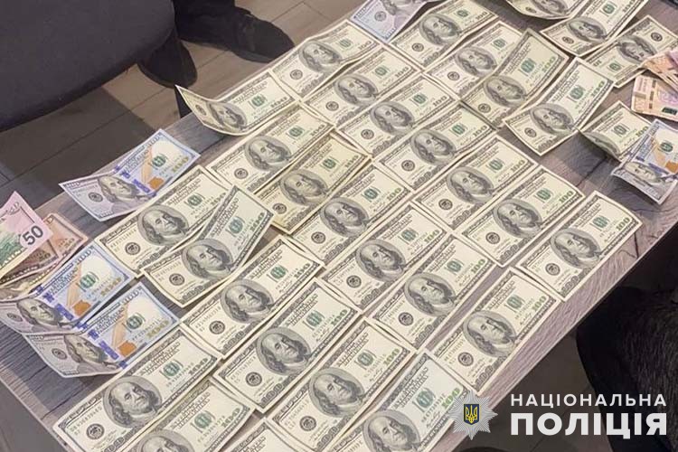 Новини Тернополя - фото з Взяв гроші і зник: тернополянин за п'ять тисяч доларів пообіцяв знайомому довідку про непридатність тернопільські оперативники встановили особу шахрая, який ошукав жителя тернополя на 5 тисяч доларів