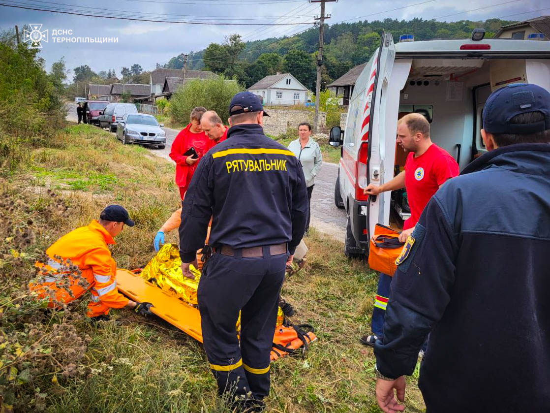 Новини Тернополя - фото з На Тернопільщині дві доби розшукували пенсіонера: знайшли живим, але у важкому стані На зображенні може бути: 7 людей, швидка допомога та текст