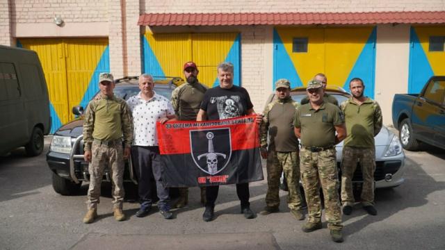 Новини Житомира - фото з Віталій Бунечко передав п’ять автомобілів для ЗСУ. ВІДЕО