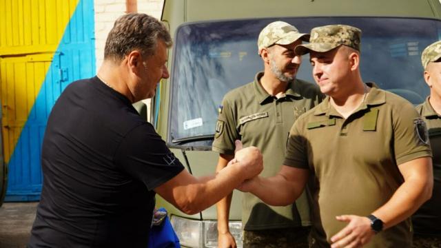 Новини Житомира - фото з Віталій Бунечко передав п’ять автомобілів для ЗСУ. ВІДЕО