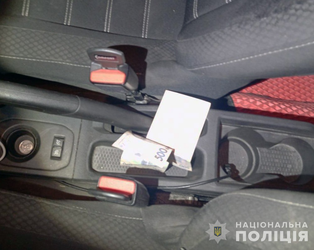Новини Житомира - фото з Штраф або або обмеженням волі загрожує нетверезому водію, який намагався хабарем «розв’язати проблему» на Звягельщині нетверезий водій намагався хабарем «розв’язати проблему»: на звягельщині слідчі поліції задокументували порушення