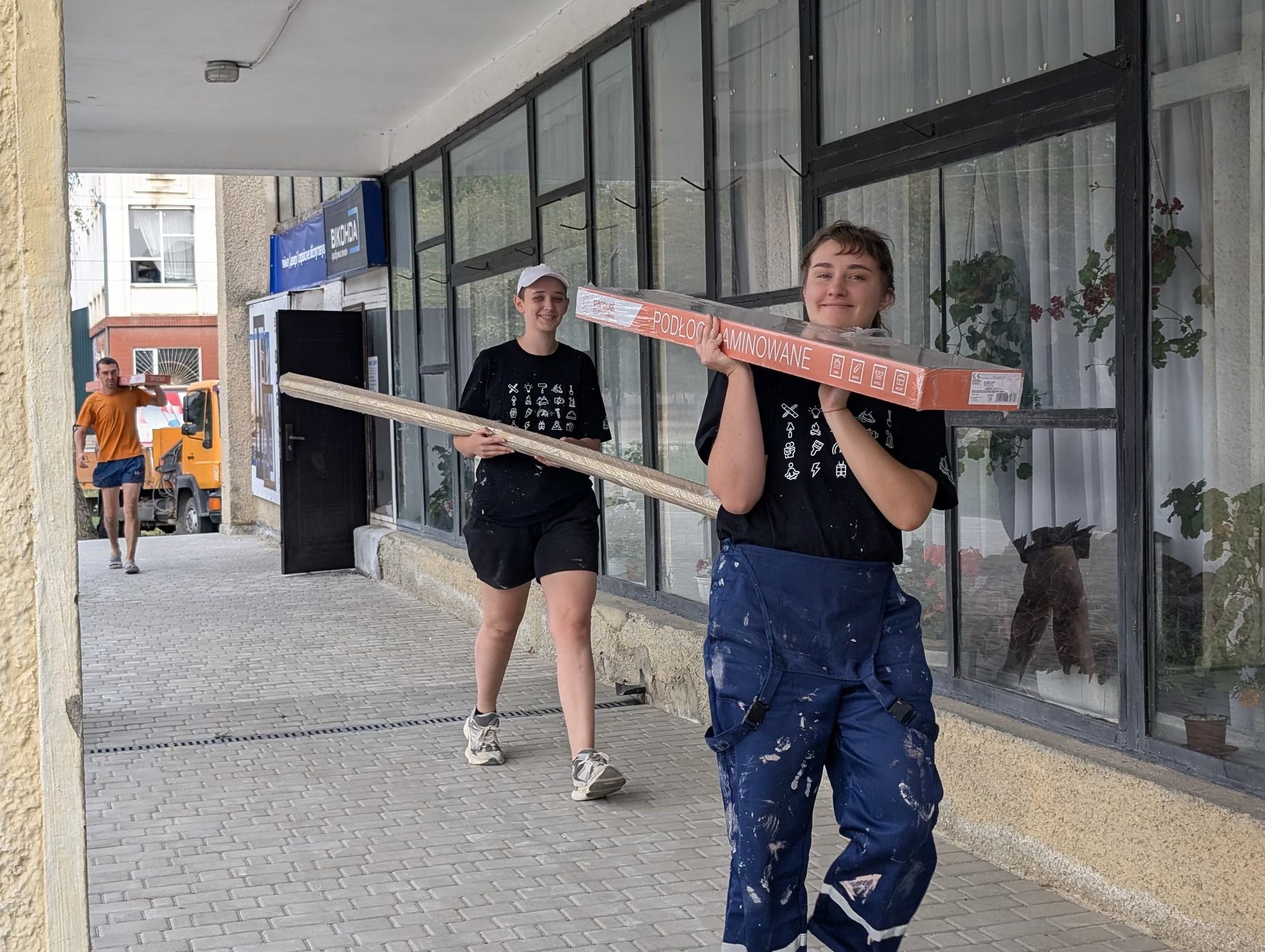 Новини Хмельницького - фото з У Старій Ушиці молодь відновлювала молодіжний центр: деталі