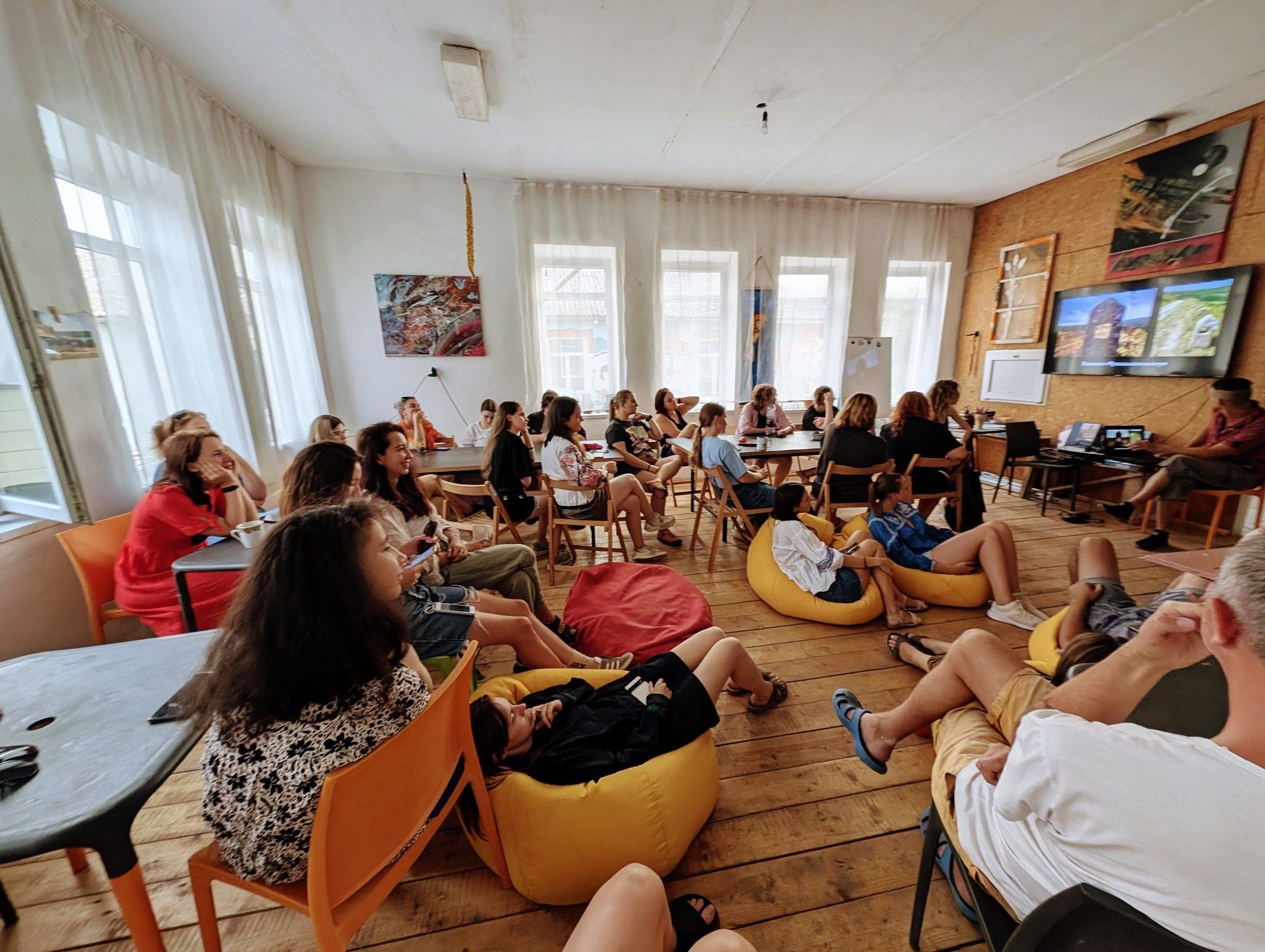 Новини Хмельницького - фото з У Старій Ушиці молодь відновлювала молодіжний центр: деталі