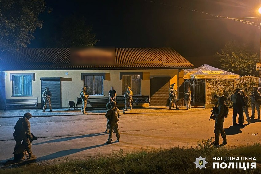 Новини Хмельницького - фото з Поранив патрульного і цивільного: деталі стрілянини біля Хмельницького На зображенні може бути: 11 людей та текст