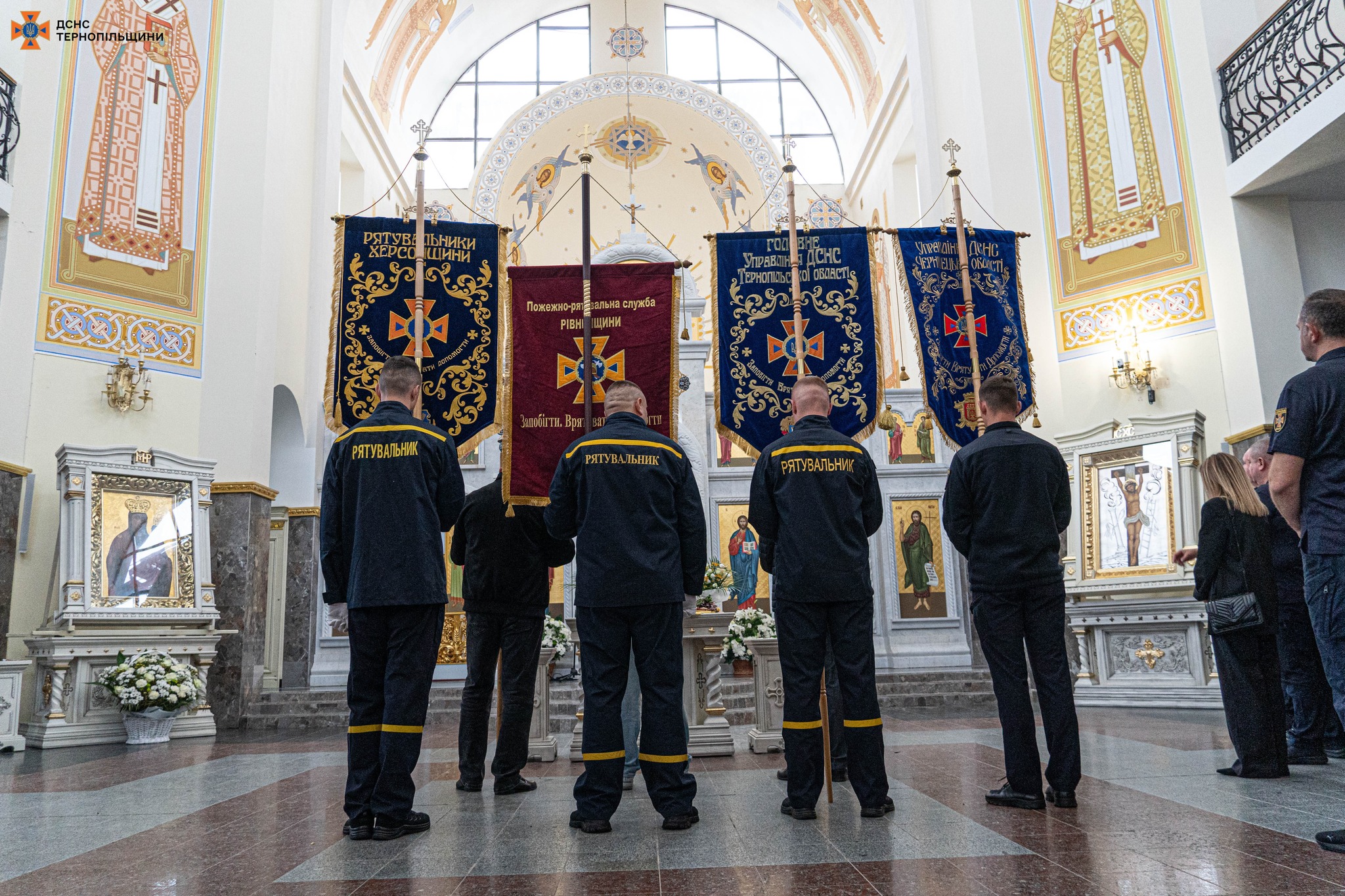 На зображенні може бути: 8 людей, базиліка Національного храму Непорочного Зачаття та текст