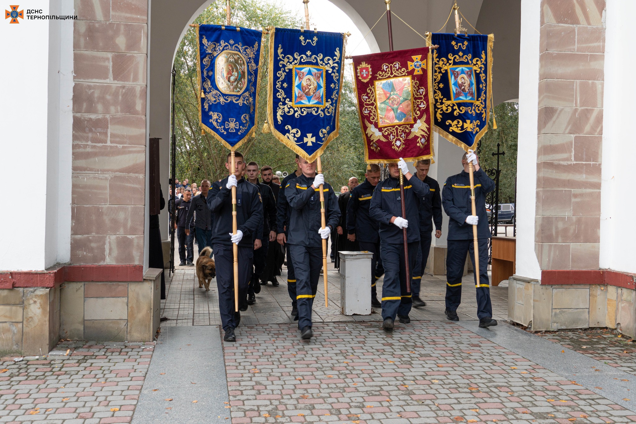 На зображенні може бути: 8 людей, Бранденбурзькі ворота та текст