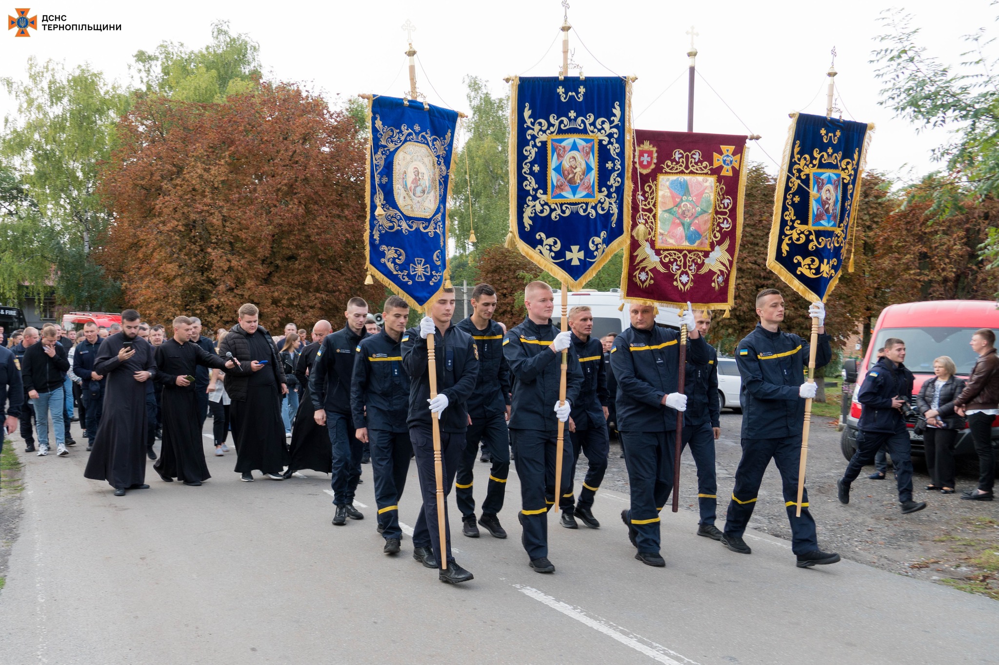 На зображенні може бути: 10 людей та текст
