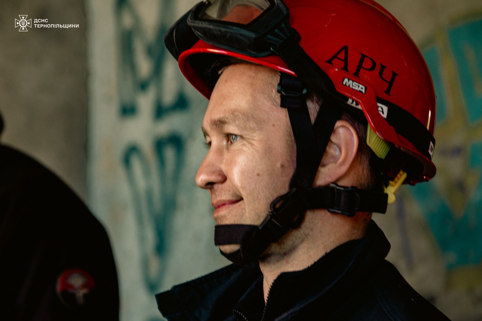 Новини Тернополя - фото з Ті, хто перемагають вогонь: показуємо обличчя тернопільських рятувальників у їх професійне свято На зображенні може бути: 1 особа та текст