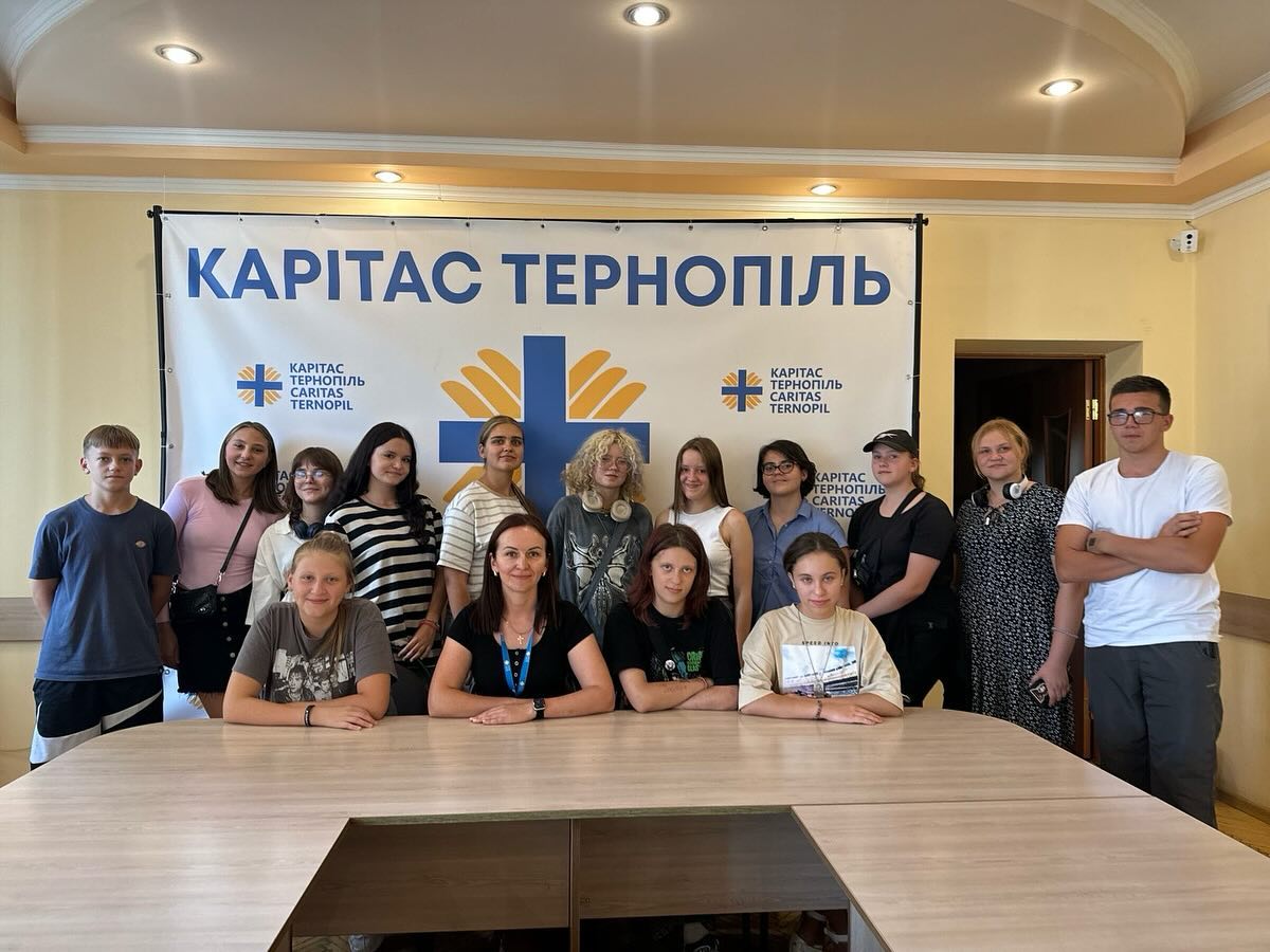 На зображенні може бути: 14 людей та текст