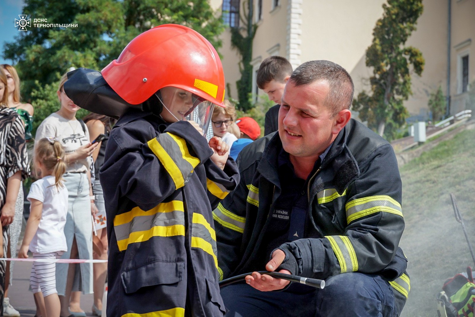 Новини Тернополя - фото з Ті, хто перемагають вогонь: показуємо обличчя тернопільських рятувальників у їх професійне свято На зображенні може бути: 4 людини та текст