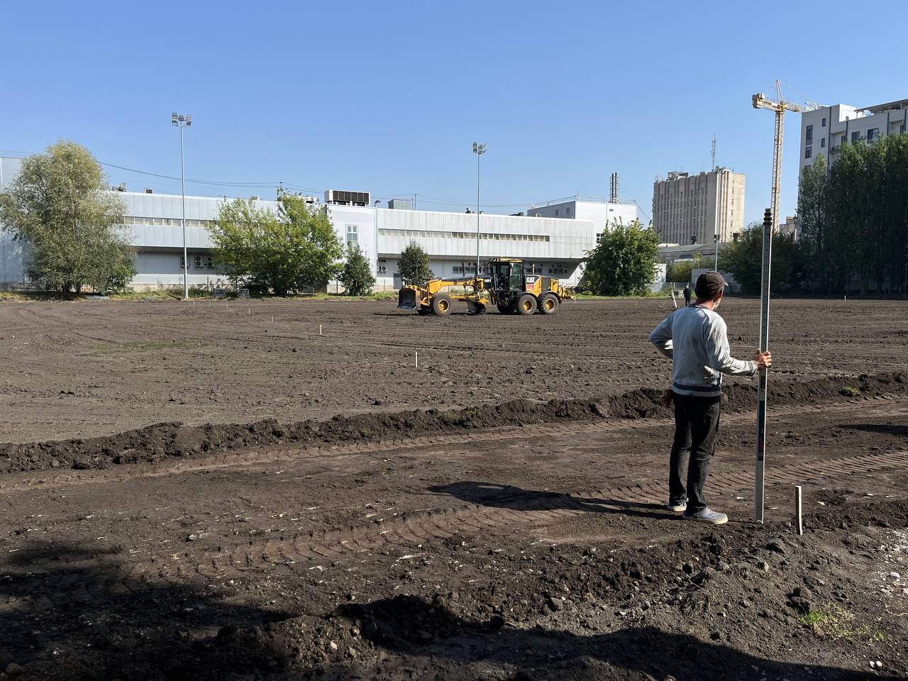 Новини Тернополя - фото з У «Сопільче» облаштовують поле для футболу: працює габаритна техніка