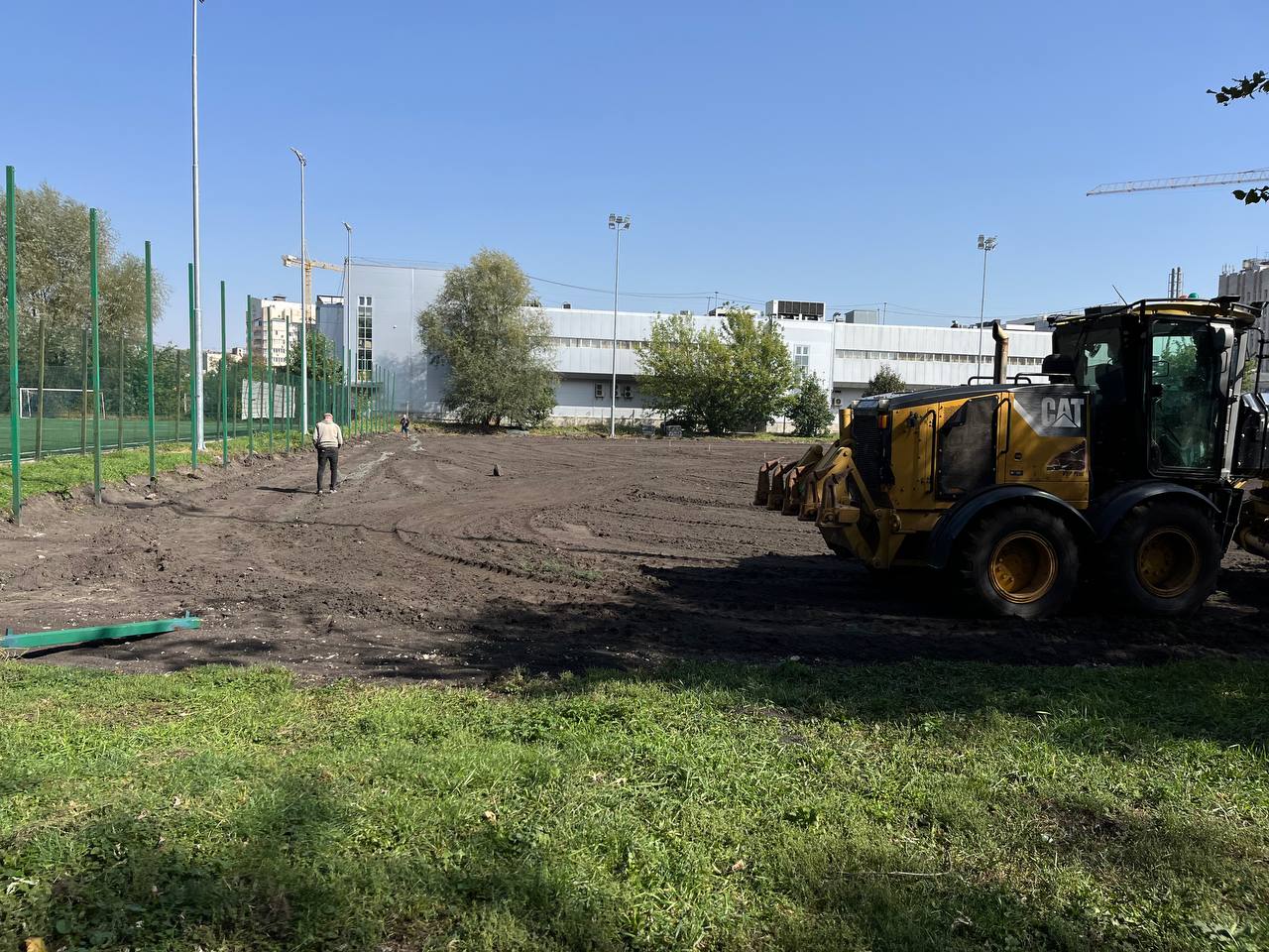 Новини Тернополя - фото з У «Сопільче» облаштовують поле для футболу: працює габаритна техніка