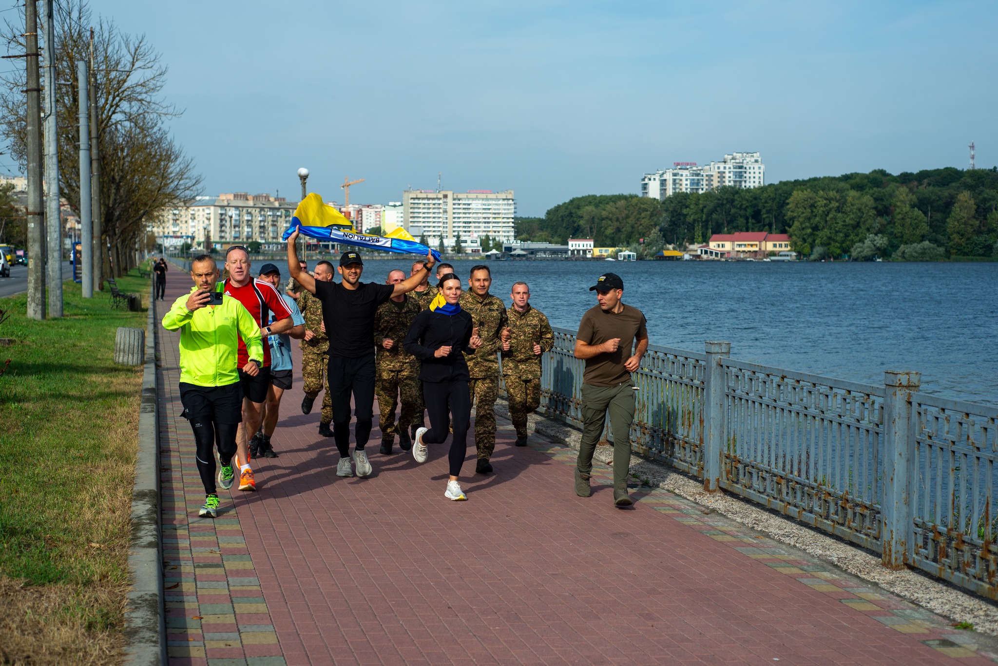 Новини Тернополя - фото з Американці біжать 1,2 тисячі кілометрів заради України: частина шляху пролягла через Тернопіль На зображенні може бути: 8 людей, вулиця та текст