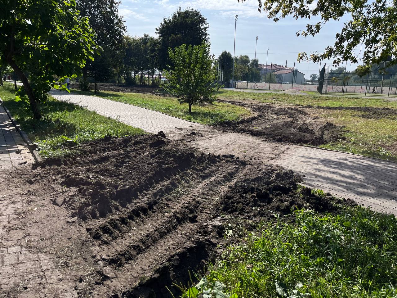 Новини Тернополя - фото з У «Сопільче» облаштовують поле для футболу: працює габаритна техніка