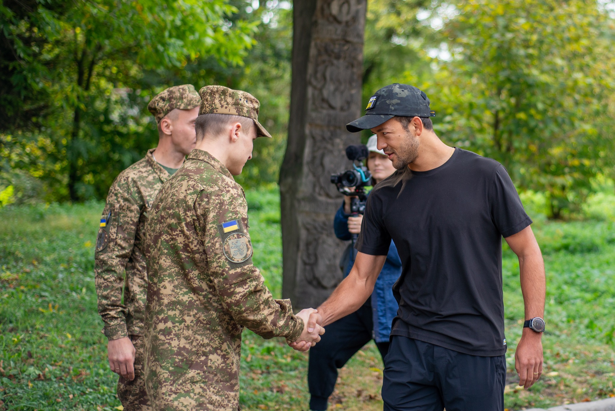 Новини Тернополя - фото з Американці біжать 1,2 тисячі кілометрів заради України: частина шляху пролягла через Тернопіль На зображенні може бути: 2 людини