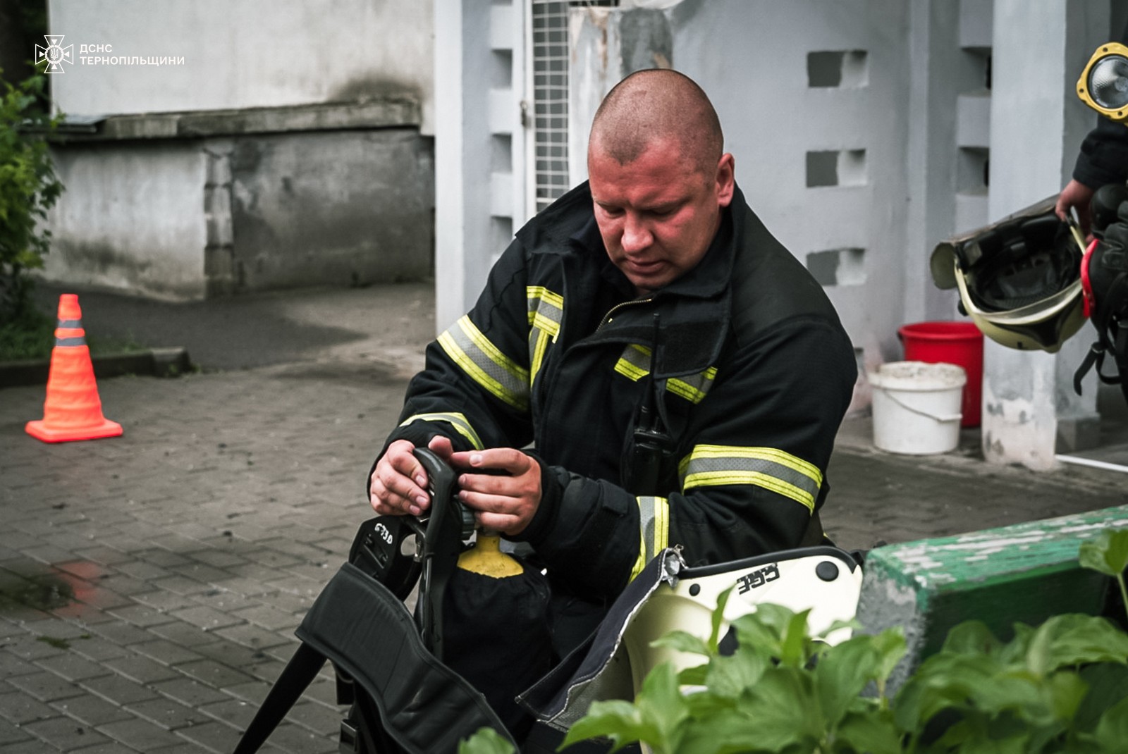 Новини Тернополя - фото з Ті, хто перемагають вогонь: показуємо обличчя тернопільських рятувальників у їх професійне свято На зображенні може бути: 1 особа та текст
