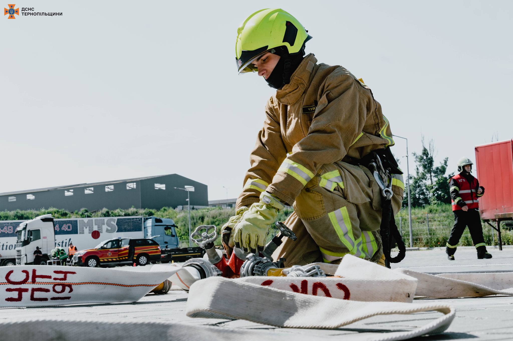 Новини Тернополя - фото з Ті, хто перемагають вогонь: показуємо обличчя тернопільських рятувальників у їх професійне свято На зображенні може бути: 2 людини та текст