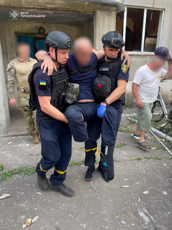 Новини Тернополя - фото з Ті, хто перемагають вогонь: показуємо обличчя тернопільських рятувальників у їх професійне свято На зображенні може бути: 3 людини