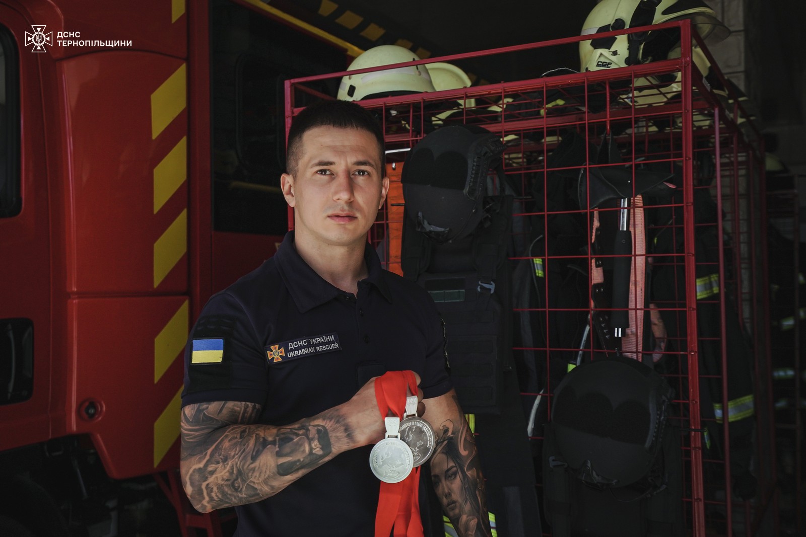 Новини Тернополя - фото з Ті, хто перемагають вогонь: показуємо обличчя тернопільських рятувальників у їх професійне свято На зображенні може бути: 1 особа, швидка допомога та текст
