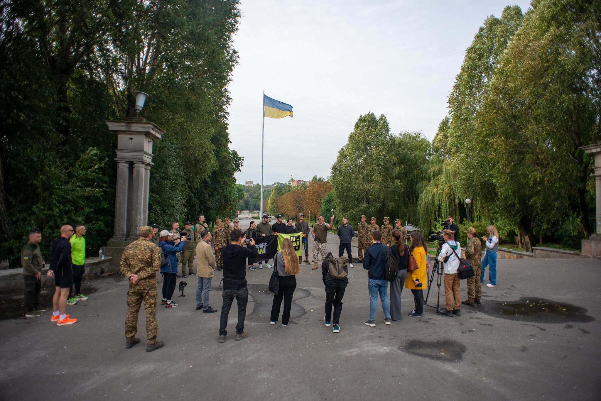 Новини Тернополя - фото з Американці біжать 1,2 тисячі кілометрів заради України: частина шляху пролягла через Тернопіль На зображенні може бути: 9 людей та Бранденбурзькі ворота
