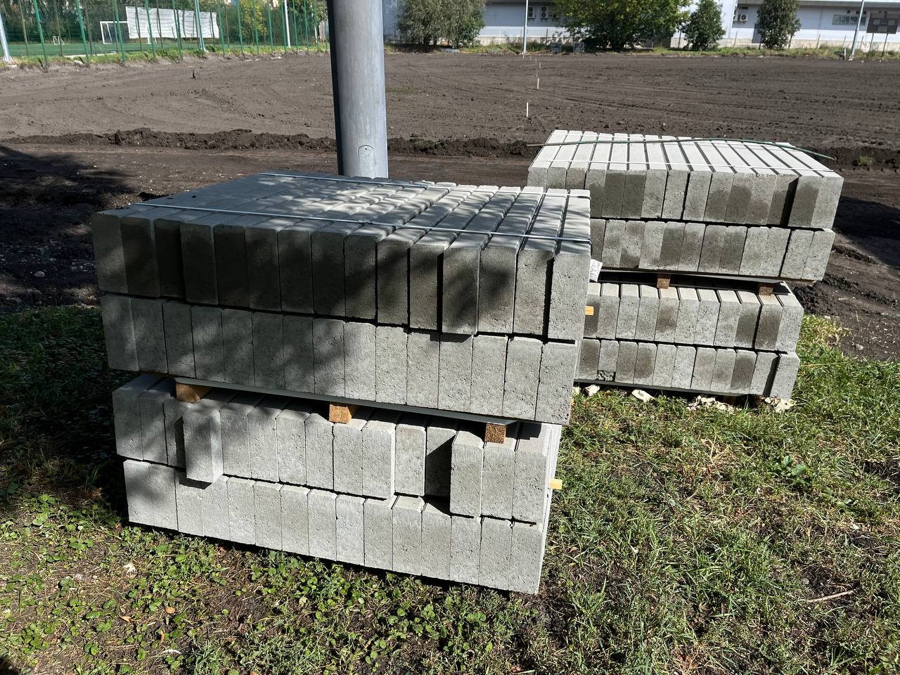 Новини Тернополя - фото з У «Сопільче» облаштовують поле для футболу: працює габаритна техніка