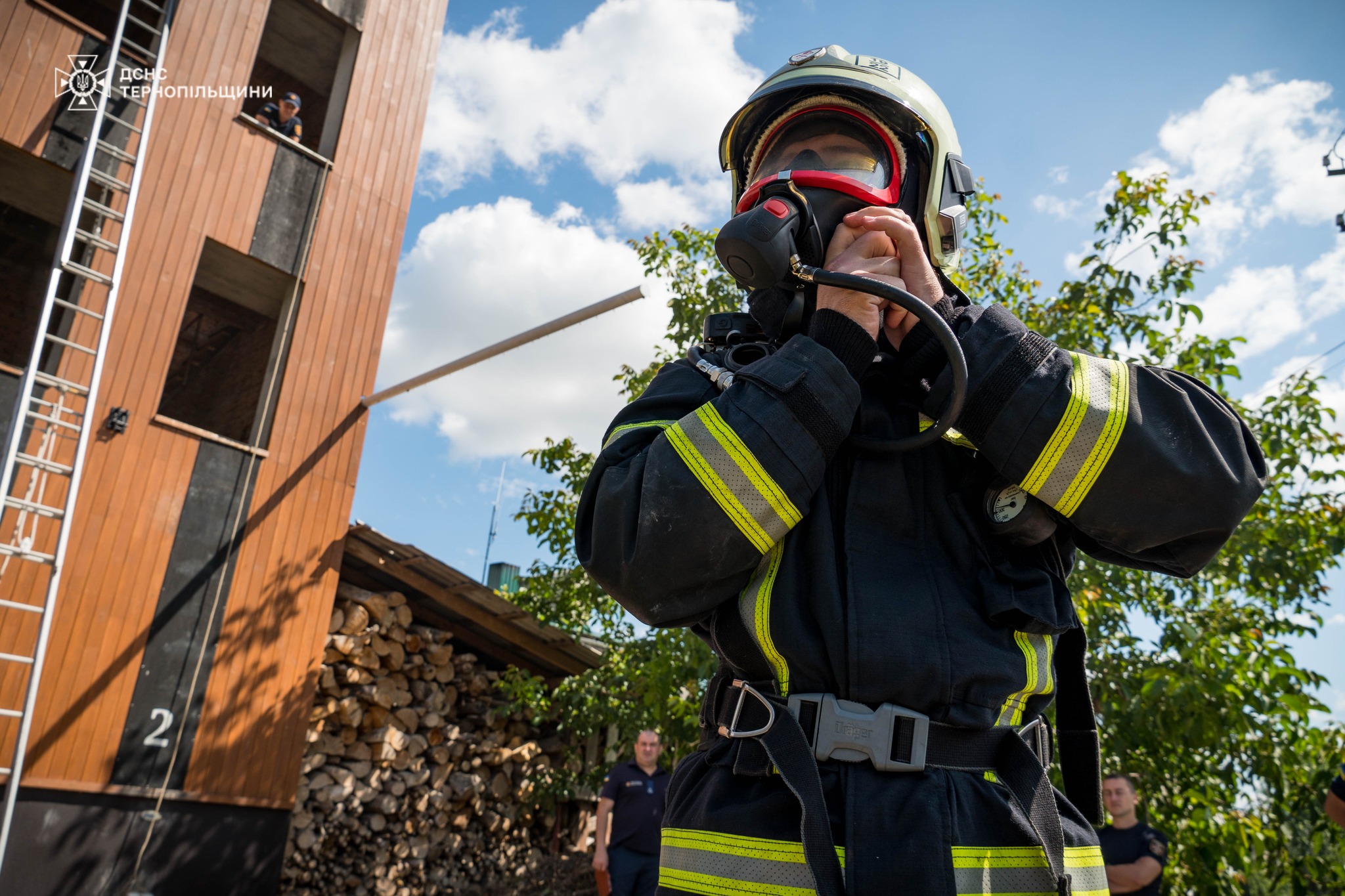 Новини Тернополя - фото з Ті, хто перемагають вогонь: показуємо обличчя тернопільських рятувальників у їх професійне свято На зображенні може бути: 2 людини та текст
