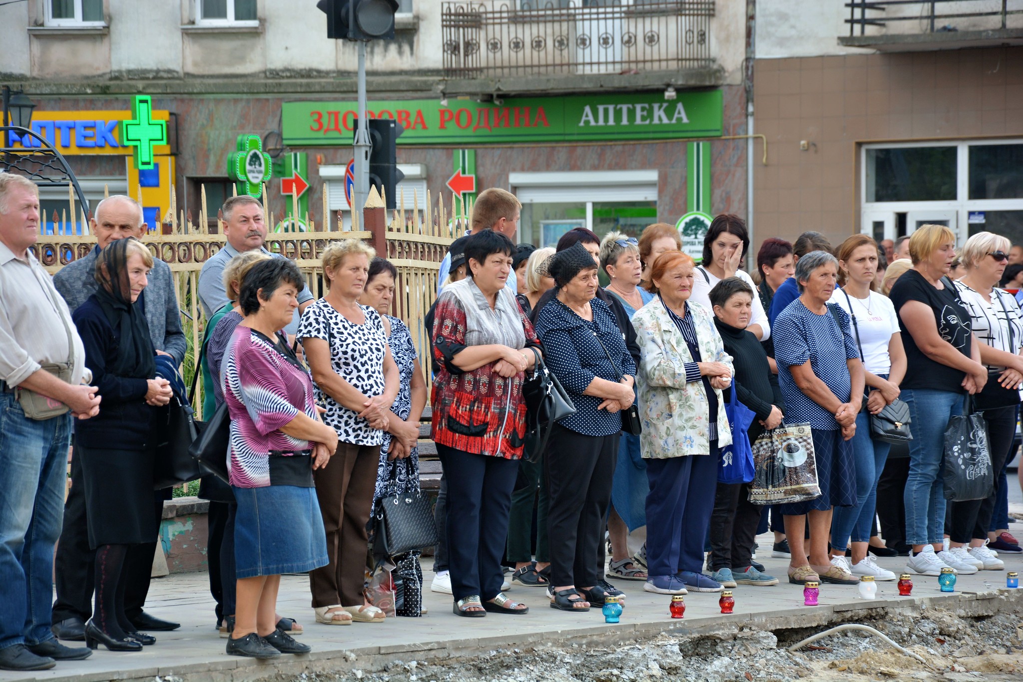 На зображенні може бути: 14 людей, натовп та текст