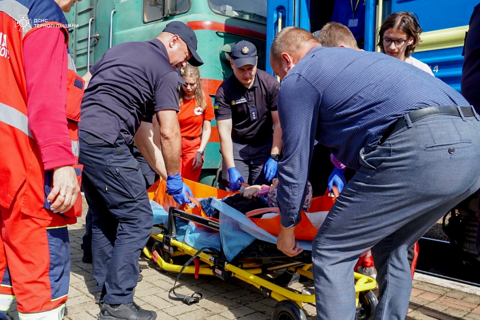 На зображенні може бути: 4 людини, швидка допомога та текст