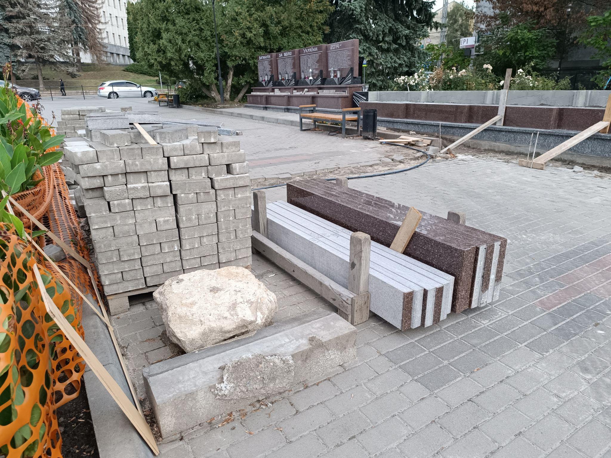 Новини Тернополя - фото з У Тернополі розширюють стелу загиблим воїнам за понад 2 млн гривень: що вже зробили