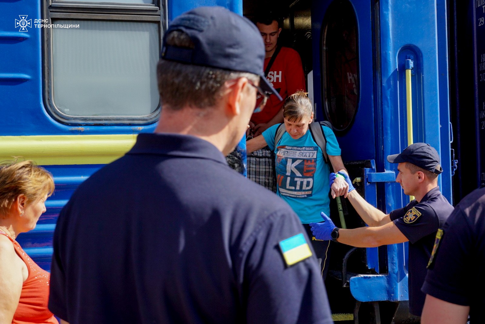 На зображенні може бути: 5 людей, швидка допомога та текст