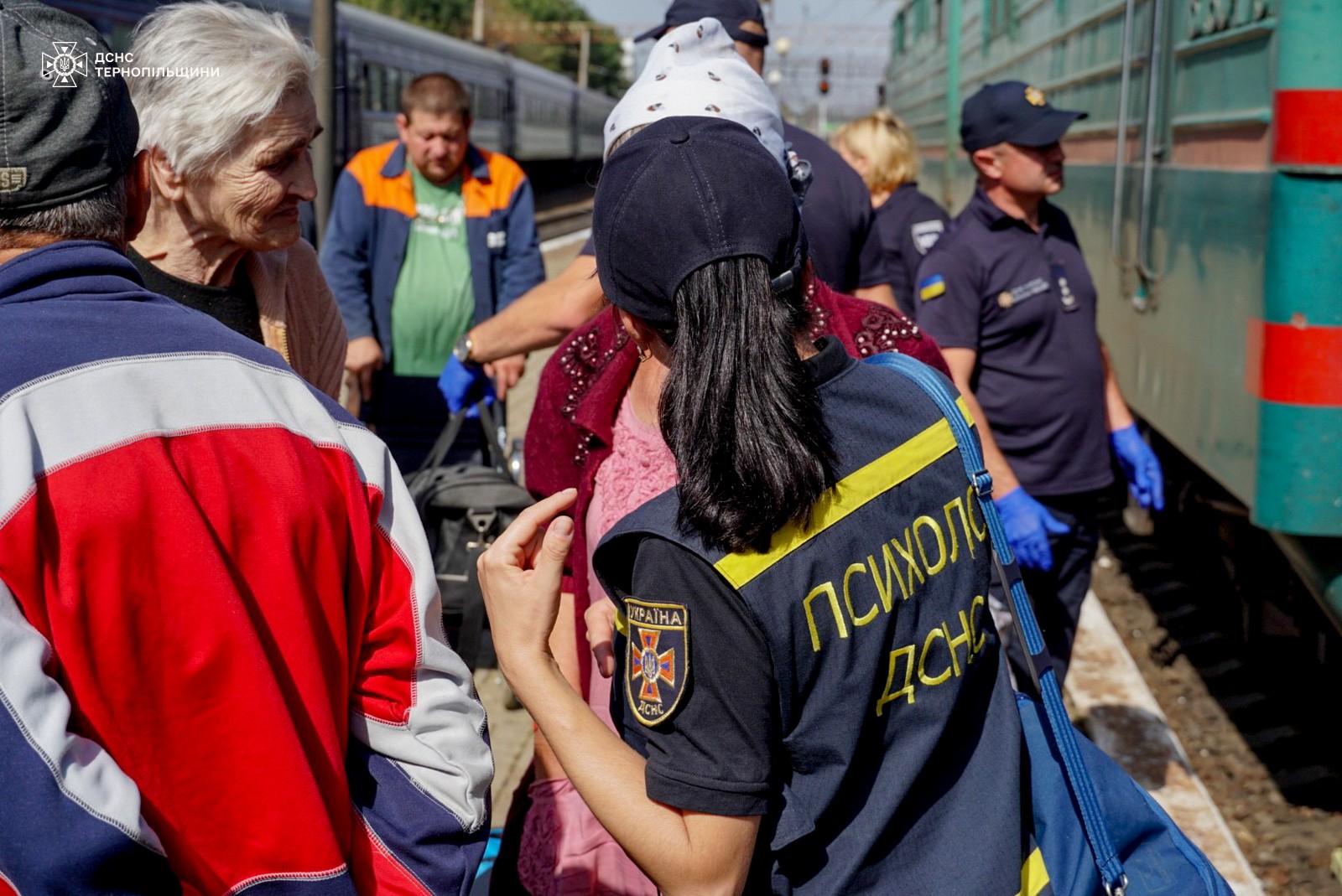 На зображенні може бути: 5 людей, потяг та текст