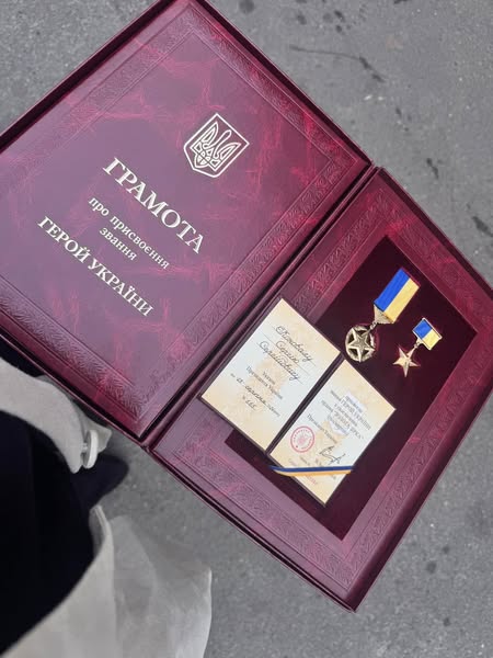 Новини Тернополя - фото з Рідним полеглого Героя України з Тернополя Зеленський вручив орден «Золота Зірка»