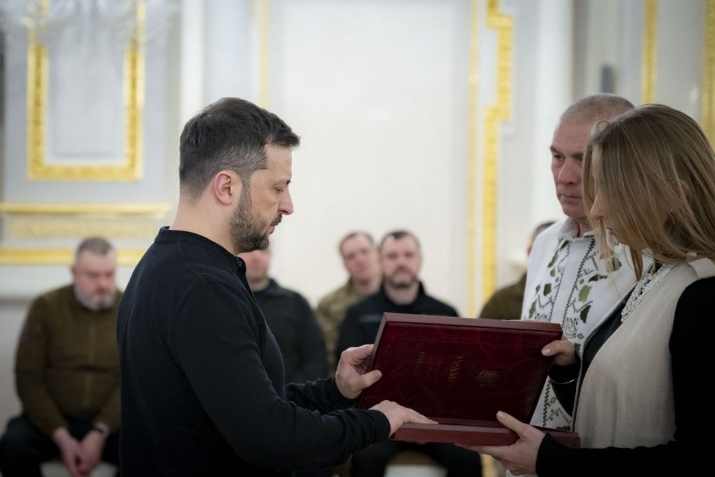 Новини Тернополя - фото з Рідним полеглого Героя України з Тернополя Зеленський вручив орден «Золота Зірка»
