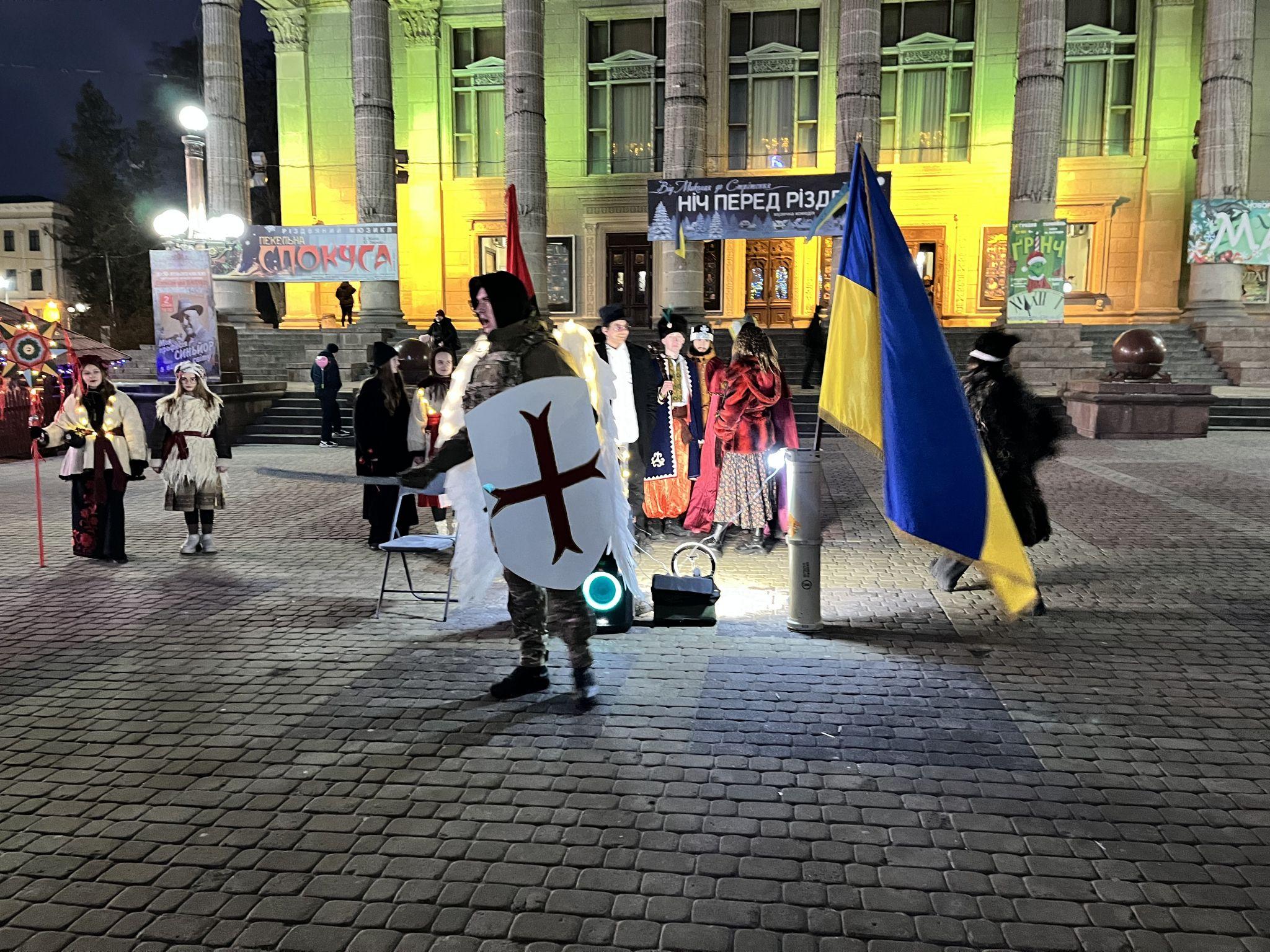 Новини Тернополя - фото з «Готуйте донати, бо ми йдемо колядувати»: благодійний вертеп влаштували волонтери на Театральному майдані