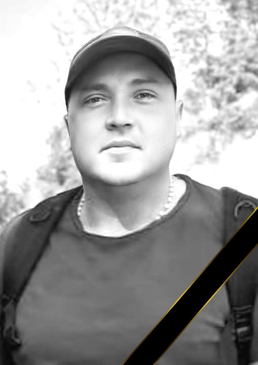 Можливо, це чорно-біле зображення 1 особа, борода та усміхається