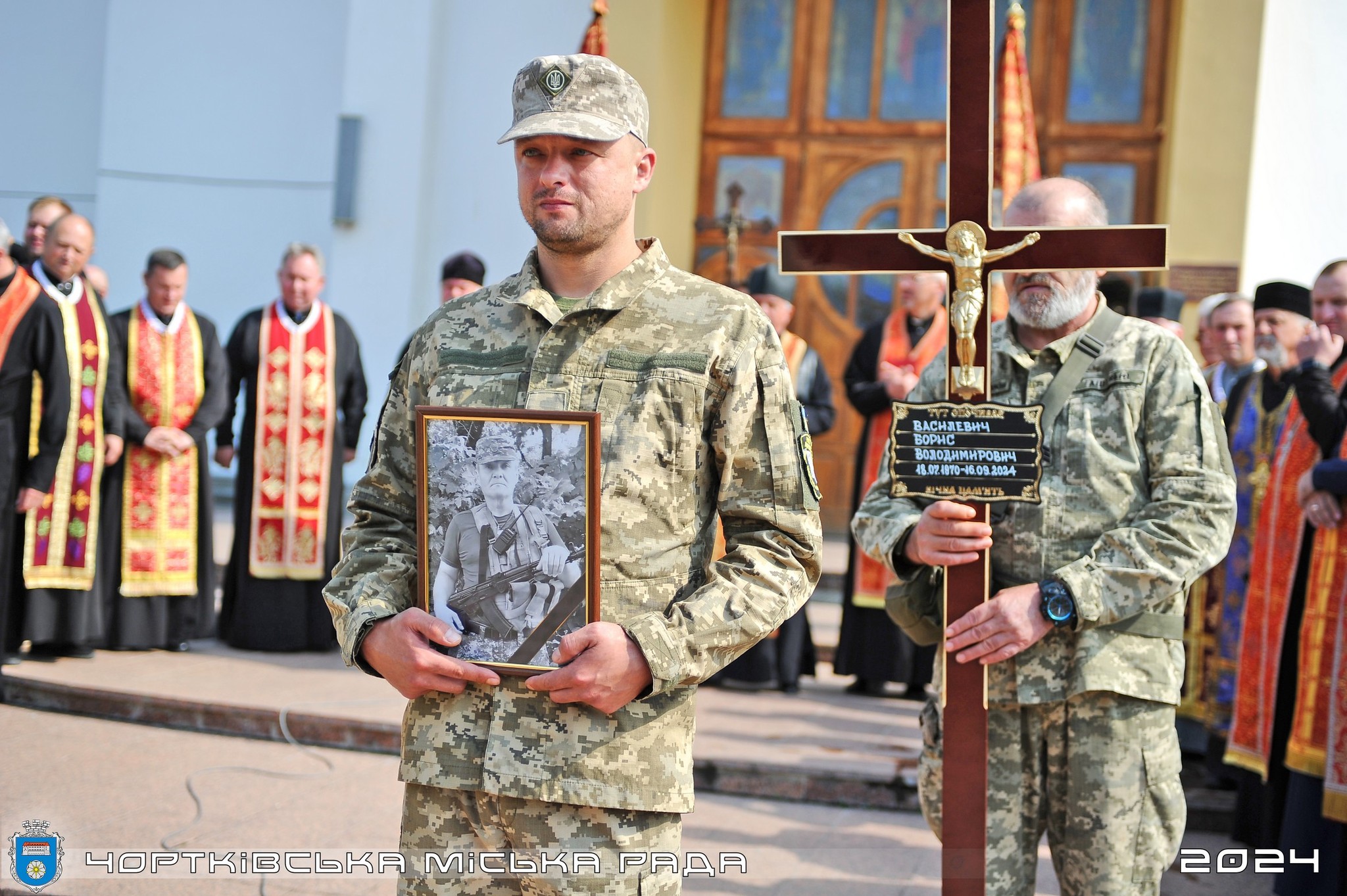 Новини Тернополя - фото з Чортків навколішки зустрів Героїв Павла Дмитраша та Бориса Василевича На зображенні може бути: 6 людей та текст