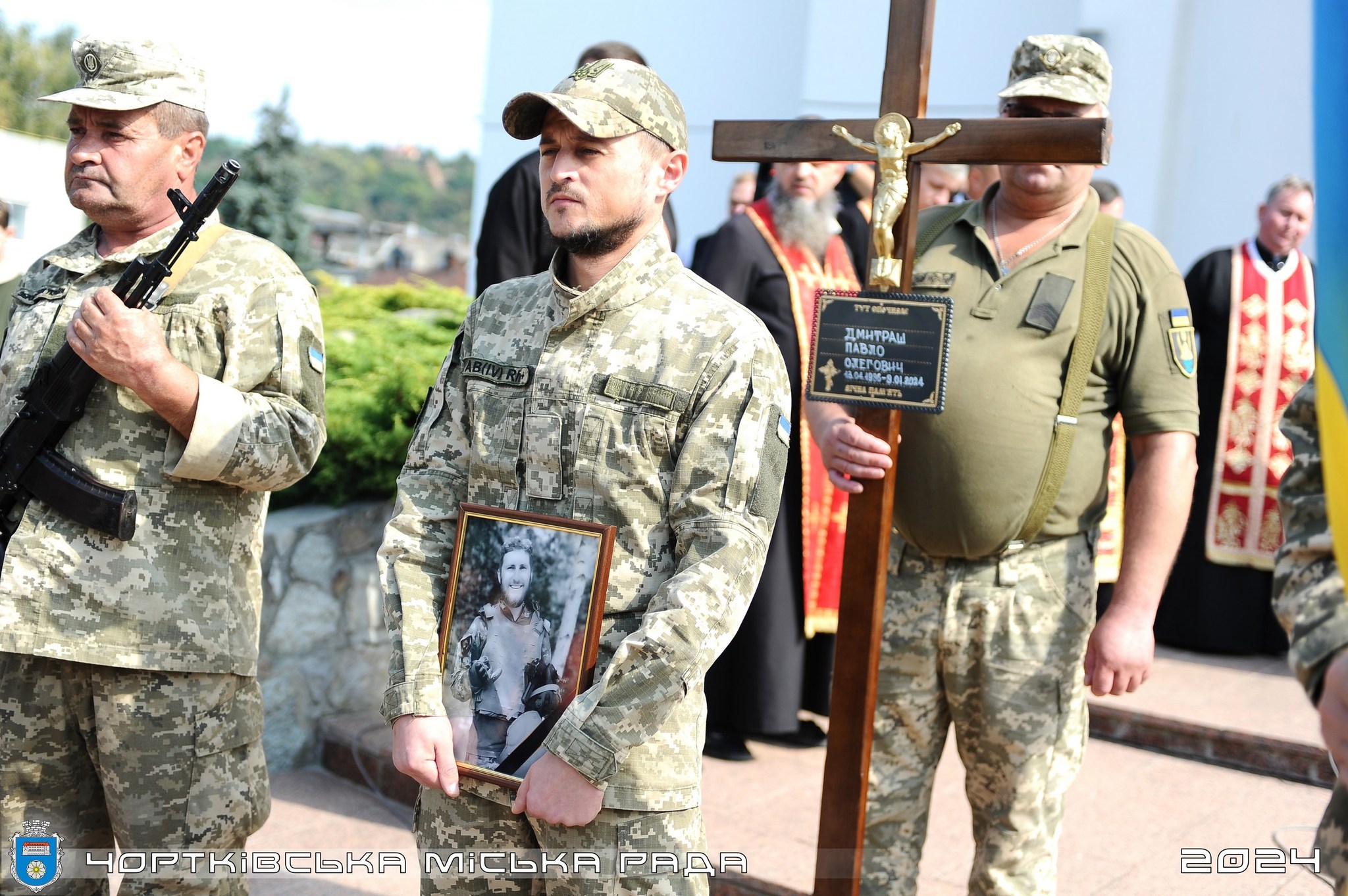 Новини Тернополя - фото з Чортків навколішки зустрів Героїв Павла Дмитраша та Бориса Василевича На зображенні може бути: 5 людей та текст