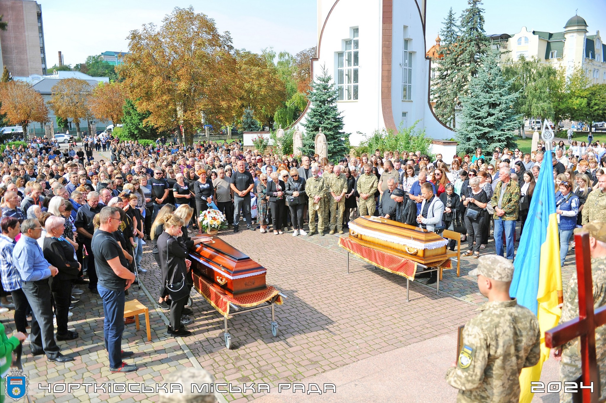 Новини Тернополя - фото з Чортків навколішки зустрів Героїв Павла Дмитраша та Бориса Василевича На зображенні може бути: 1 особа та текст
