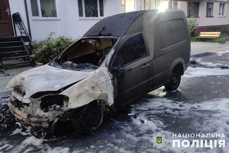 Новини Тернополя - фото з Двоє тернополян спалили військовий автомобіль. Їх підозрюють в спіробітництві з рф Тернопільські поліцейські спільно з СБУ затримали двох осіб, які підпалили автомобіль військовослужбовця