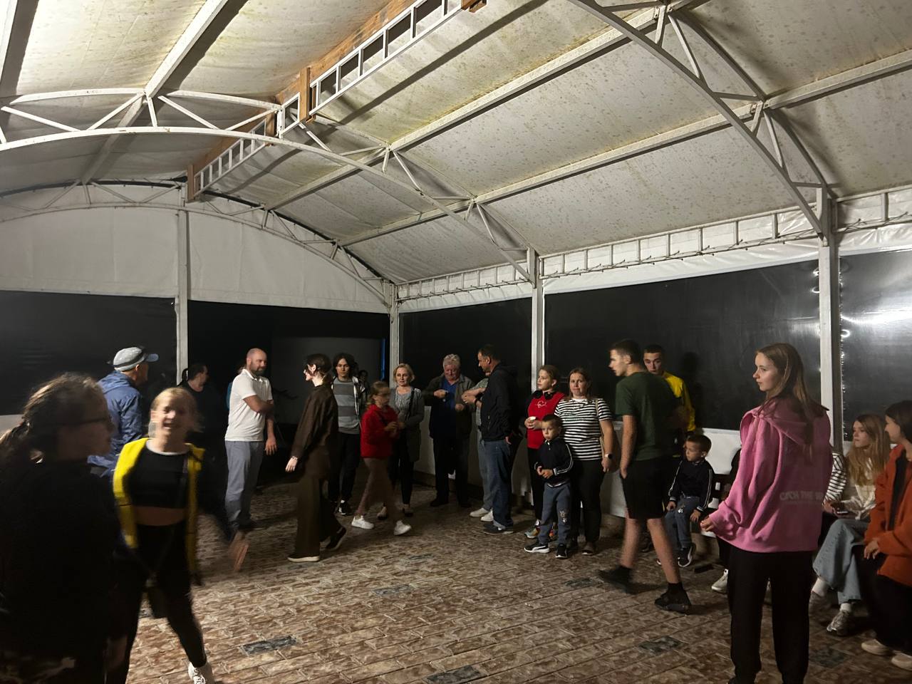 На зображенні може бути: 14 людей, освітлення та натовп