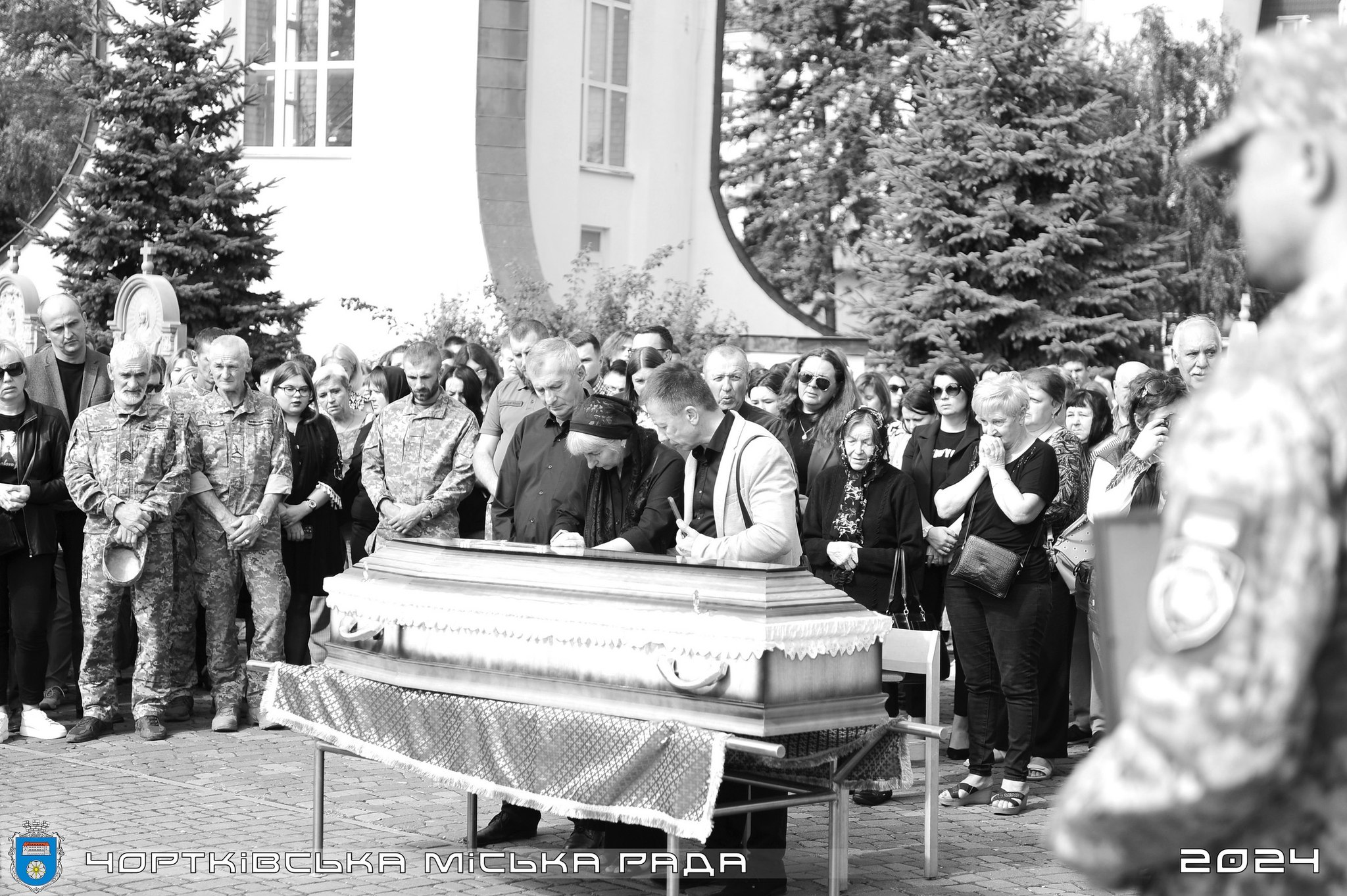 Новини Тернополя - фото з Чортків навколішки зустрів Героїв Павла Дмитраша та Бориса Василевича Можливо, це чорно-біле зображення 12 людей та текст