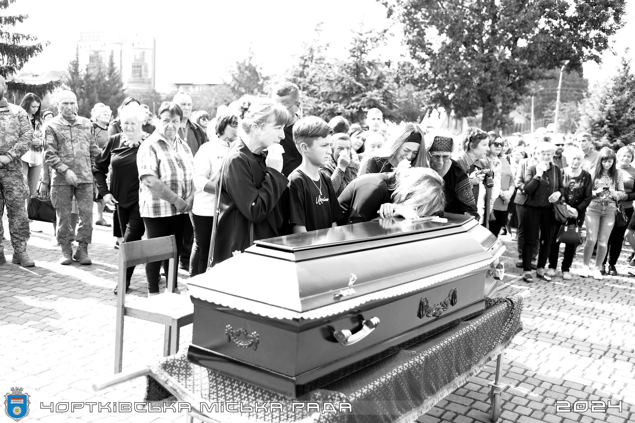 Новини Тернополя - фото з Чортків навколішки зустрів Героїв Павла Дмитраша та Бориса Василевича На зображенні може бути: 11 людей