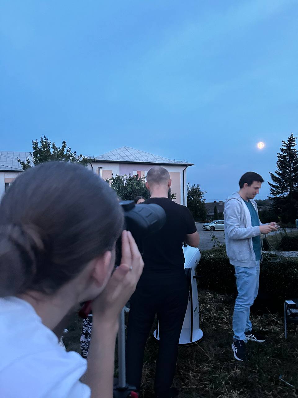 На зображенні може бути: 3 людини та затемнення